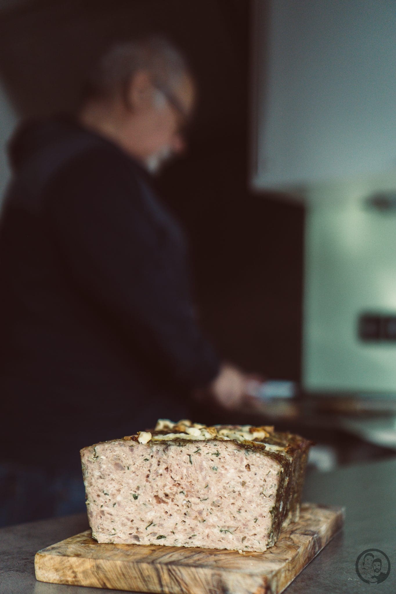 mW Bauernterrine 13 | Meine Eltern sind ja genauso kochbegeistert, wie wir und Essen spielt auch in ihrem Leben eine wichtige Rolle. Die Leidenschaft für gute Genüsse kommt ja nicht von irgendwo her! Vor einiger Zeit haben wir mit meinen Eltern über alte Familienrezepte gesprochen, da wir immer so wunderbare Leckereien von Oma Lore bekommen. Mein Vater kam sofort ins Schwärmen über eine Terrine, die seine Oma früher immer gemacht hat. Dort hieß sie nur "Fleischkäse", was letztlich nicht ganz richtig ist. Das Rezept gibt es leider nicht mehr, aber meinen Vater hat diese Erinnerung nicht losgelassen und da er den Geschmack von ihrer Terrine noch immer in seiner Erinnerung gespeichert hat, hat er selbst getüftelt und am Ende ist diese moselfränkische Bauernterrine nach Ur-Omas Art entstanden.