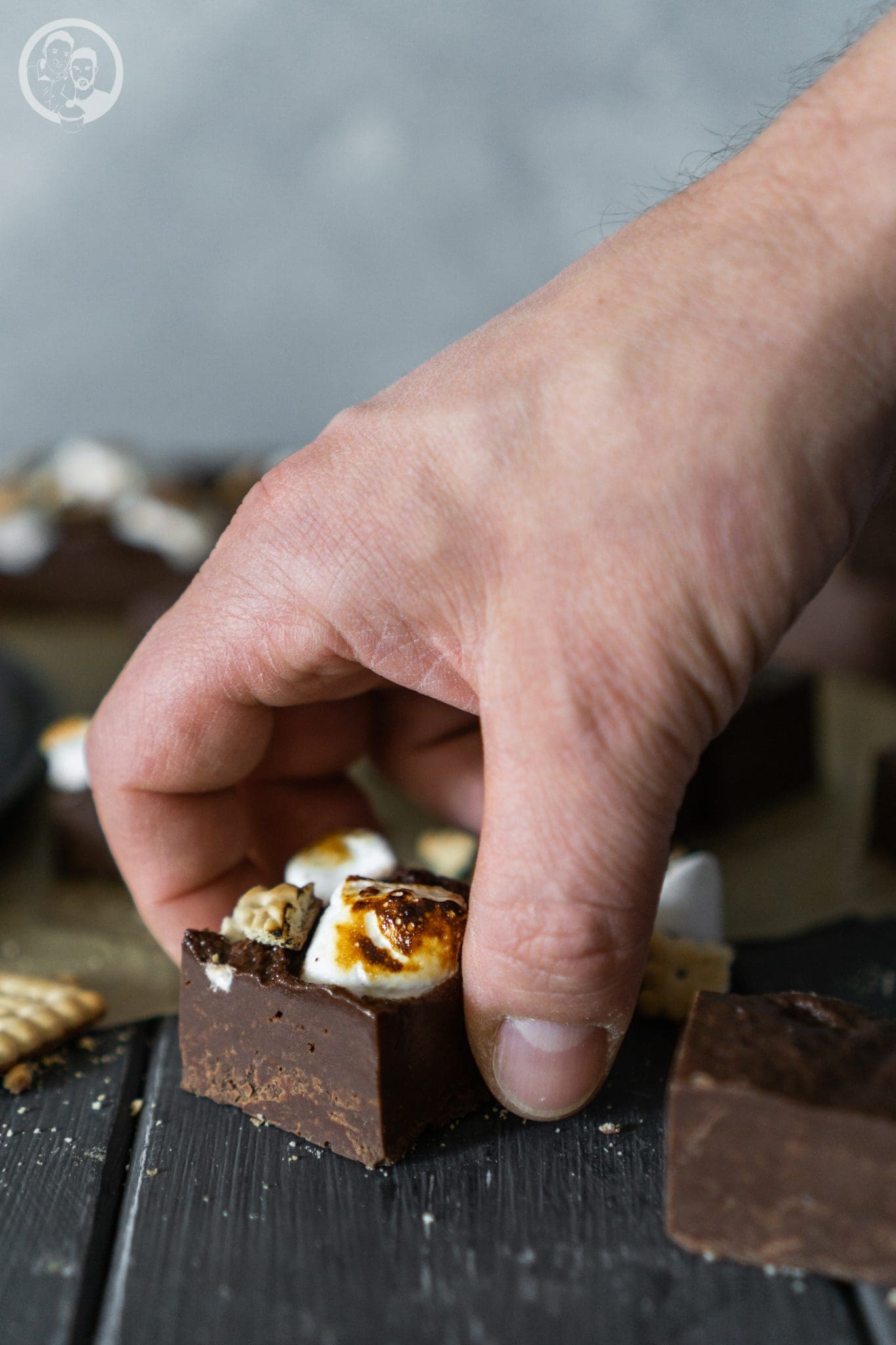 mW Chocolate Fudge 4 | Es geht in die nächste Runde unserer Food.Blog.Friends. zusammen mit Gernekochen und Hattgekocht. Das Thema ist "Amerikanische Küche" und wir haben euch ja schon unsere Bagel gezeigt. Wir wollten aber auf jeden Fall auch etwas Süßes machen, denn da haben die Amis so einige "Sauereien" auf Lager. Also wurde es Zeit für ein lange aufgeschobenes Rezept, das wir in Boston von 2 Jahren so unfassbar gefeiert haben. Also haben wir Chocolate Fudge gemacht!!