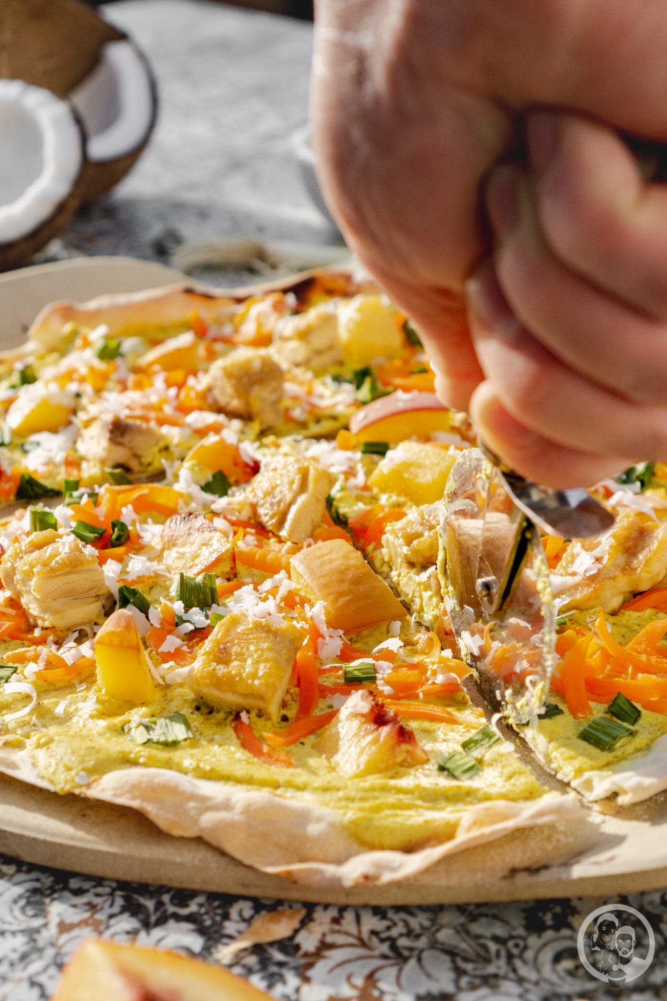 mW Curry Kokos Flammkuchen 6 | Im Gepäck habe ich heute ein neues Rezept für euch, bei dem wir wieder ein mal kreativ sein konnten. Asiatischer Flammkuchen? Was soll daran kreativ sein? Ihr habt ja schon mitbekommen, dass es uns wahnsinnig viel Spaß macht, wenn wir eine Aufgabe gestellt bekommen, ein Produkt in ein Rezept einzubauen. Das kann ein Lebensmittel sein oder auch ein Küchenwerkzeug. Denn dabei kommt man immer erst einmal ab von der regulären Art, ein Gericht zuzubereiten.