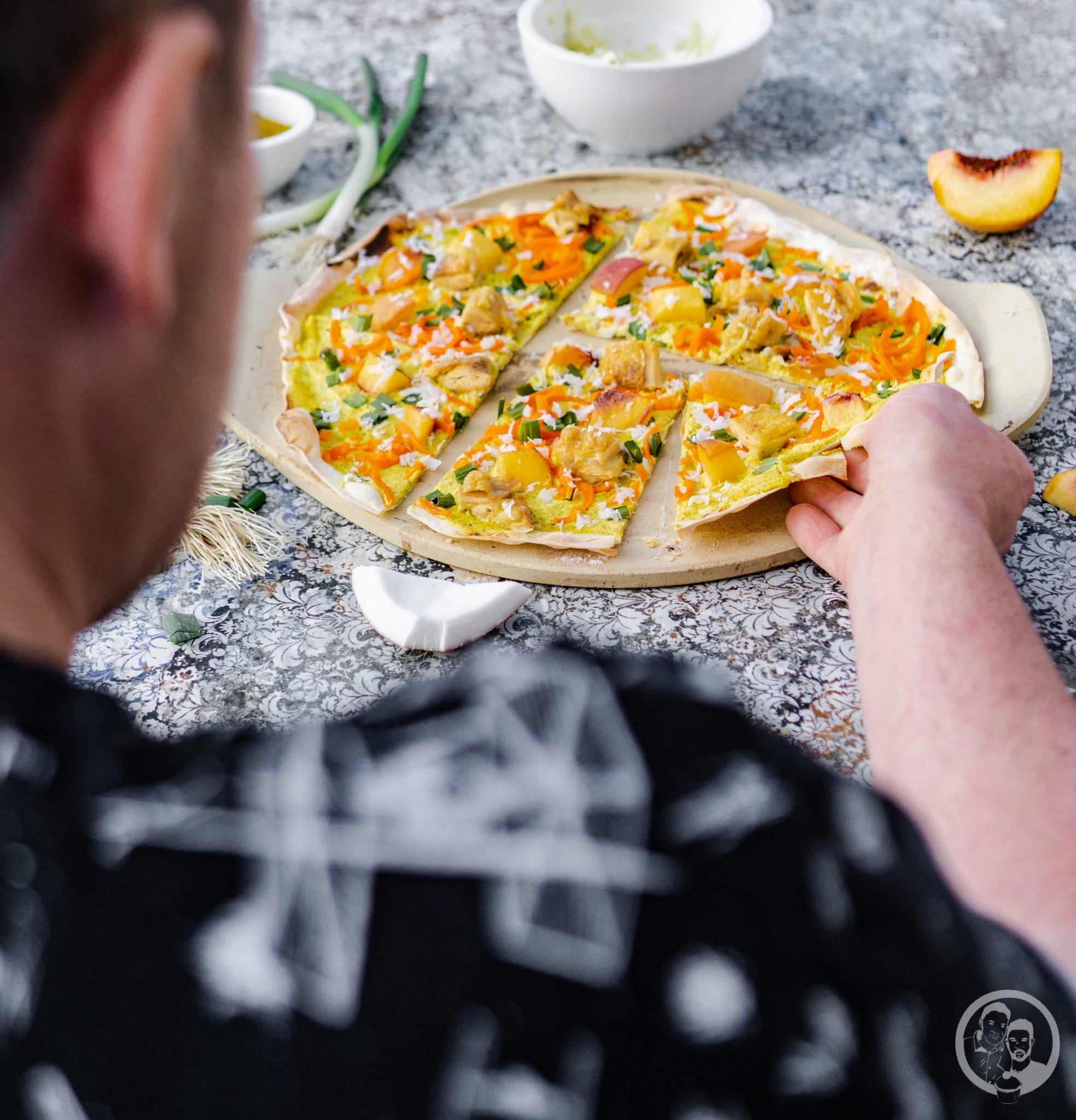 mW Curry Kokos Flammkuchen 9 | Im Gepäck habe ich heute ein neues Rezept für euch, bei dem wir wieder ein mal kreativ sein konnten. Asiatischer Flammkuchen? Was soll daran kreativ sein? Ihr habt ja schon mitbekommen, dass es uns wahnsinnig viel Spaß macht, wenn wir eine Aufgabe gestellt bekommen, ein Produkt in ein Rezept einzubauen. Das kann ein Lebensmittel sein oder auch ein Küchenwerkzeug. Denn dabei kommt man immer erst einmal ab von der regulären Art, ein Gericht zuzubereiten.