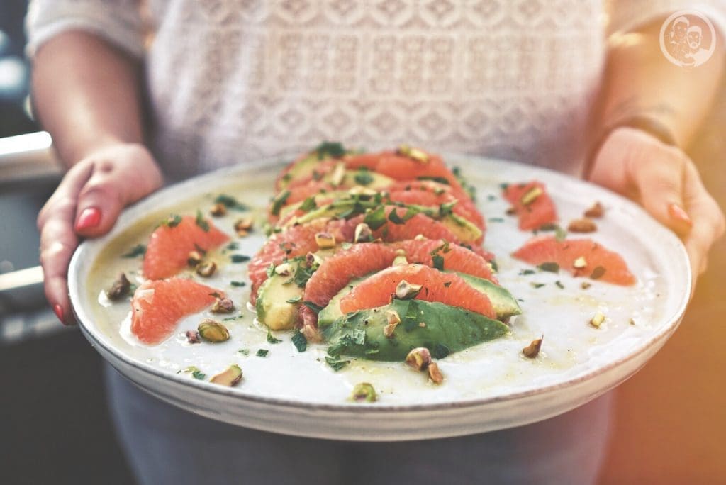 Salat in Händen auf Platte