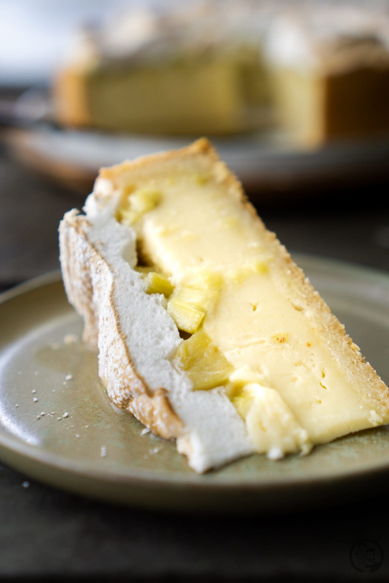 Ein Stück Rhabarber-Baiser Kuchen