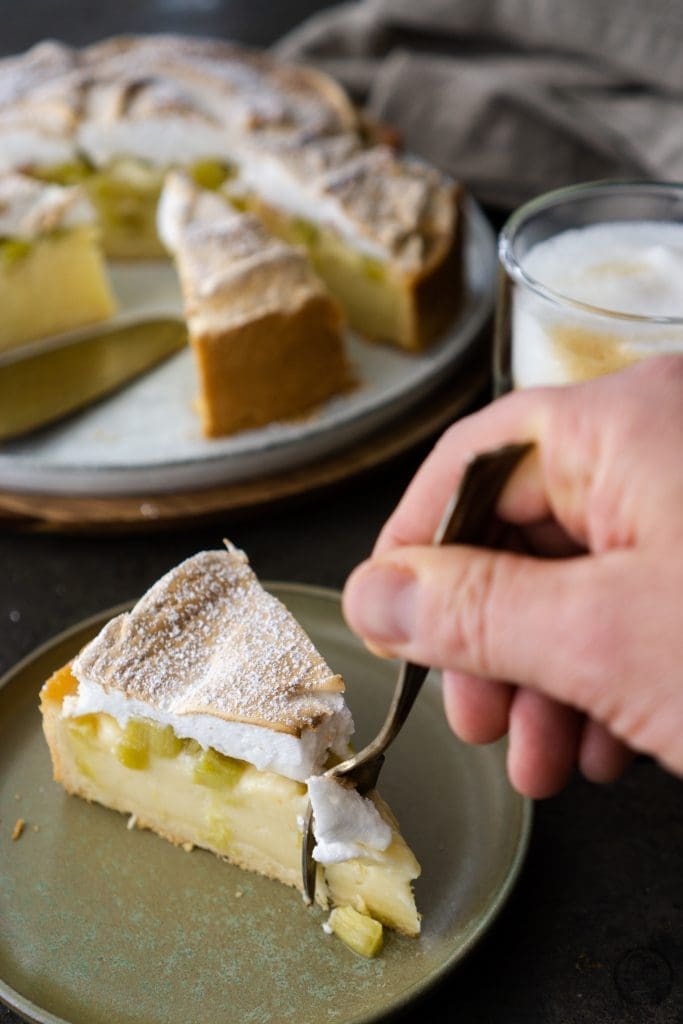Rhabarber-Pudding Kuchen 6 Stück wird gegessen