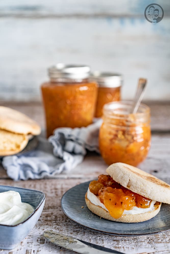 stachelbeermarmelade 1 1 | Unsere Stachelbeertarte ist ja noch gar nicht so lange her und wir hoffen, dass ihr euch noch daran erinnern könnt. Wie wir schon erzählt haben, hatte meine Muddi die Sträucher voll hängen. So voll, dass wir die paar Beeren, die wir für die Tarte verwendet haben, fast gar nicht aufgefallen sind. Aber was kann man noch leckeres aus Stachelbeeren machen? Klar! Da wir uns ja eine lange Zeit mit dem Kochen für Aufstrichen für unser Marmeladenkochbuch beschäftigt haben, sollte es eine Stachelbeerkonfitüre werden.