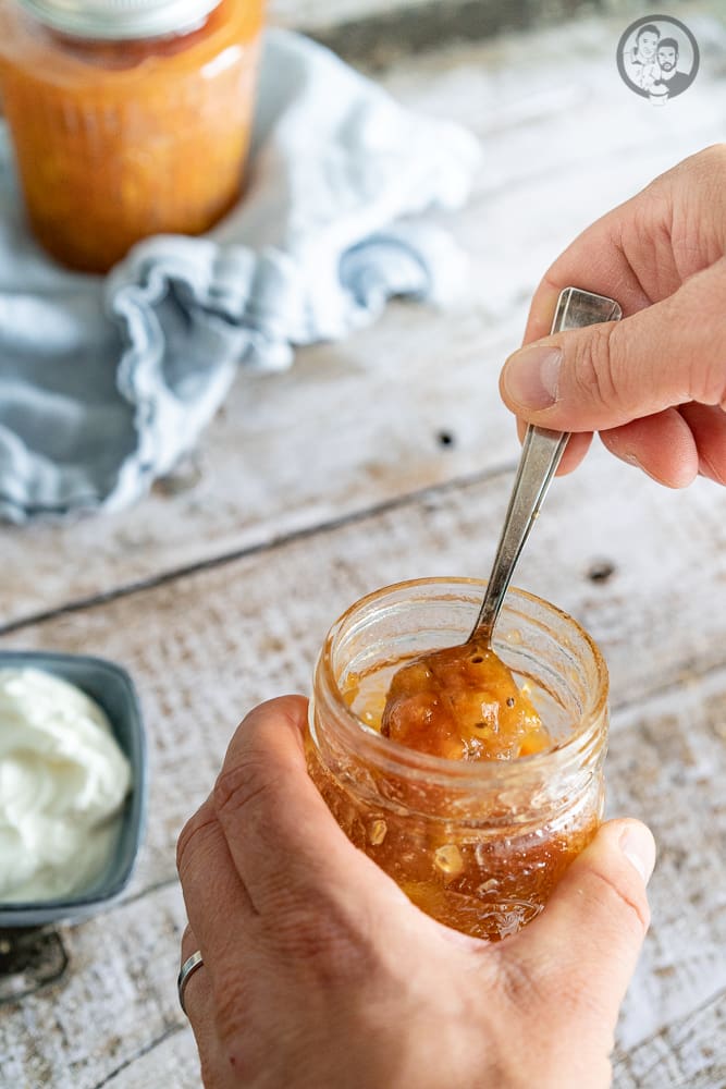 stachelbeermarmelade 4 1 | Unsere Stachelbeertarte ist ja noch gar nicht so lange her und wir hoffen, dass ihr euch noch daran erinnern könnt. Wie wir schon erzählt haben, hatte meine Muddi die Sträucher voll hängen. So voll, dass wir die paar Beeren, die wir für die Tarte verwendet haben, fast gar nicht aufgefallen sind. Aber was kann man noch leckeres aus Stachelbeeren machen? Klar! Da wir uns ja eine lange Zeit mit dem Kochen für Aufstrichen für unser Marmeladenkochbuch beschäftigt haben, sollte es eine Stachelbeerkonfitüre werden.