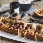 Stachelbeertarte angeschnitten auf Tisch