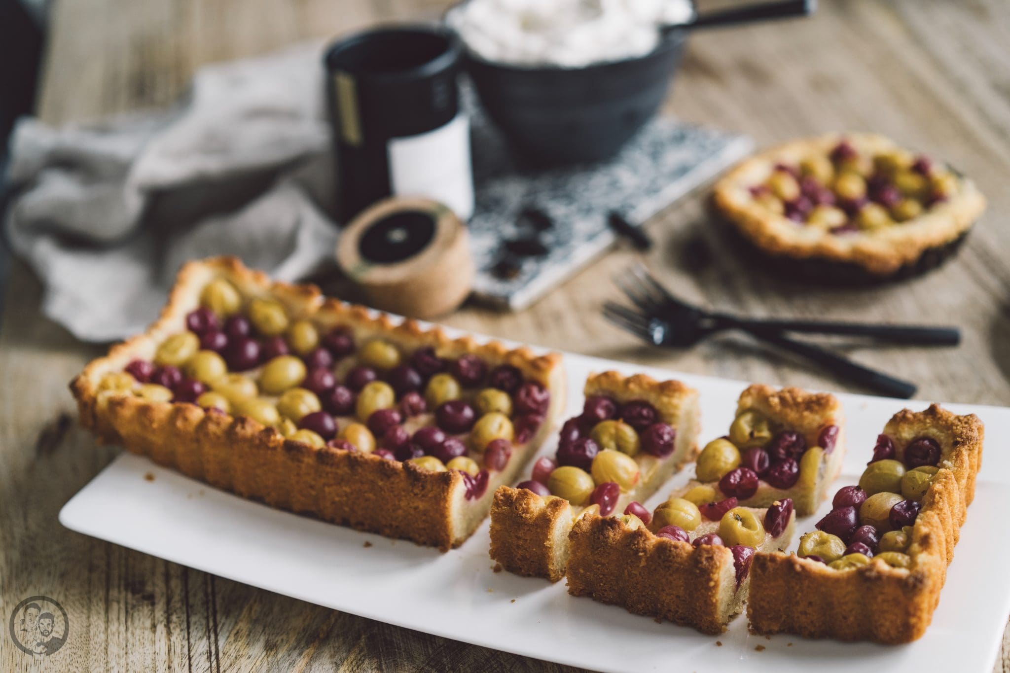 Stachelbeertarte angeschnitten auf Tisch