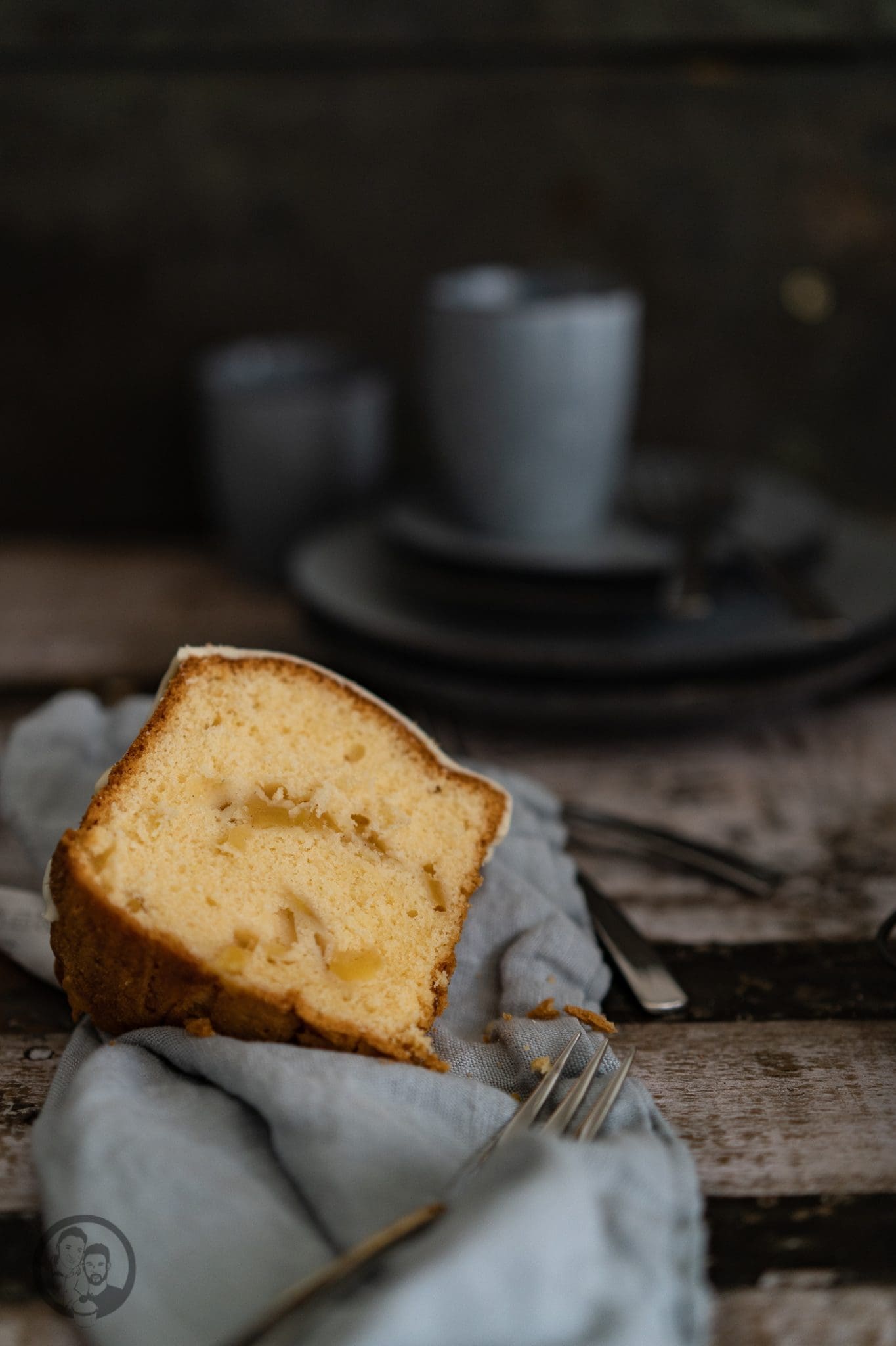 Apfelkuchen mW 5 | Auch wenn wir gerade einen goldenen Oktober in Köln erleben, der eher an den Spätsommer erinnert, zeigt das Laub der Bäume ganz klar - es geht in den Herbst. Kulinarisch lieben wir diese Jahreszeit einfach total. Man macht es sich wieder gemütlicher, die Gerichte werden wieder etwas rustikaler und auch beim Backen kann man aus dem vollen schöpfen. Daher haben wir den Herbst mit einem herrlich klassischem Apfelkuchen eingeleitet.