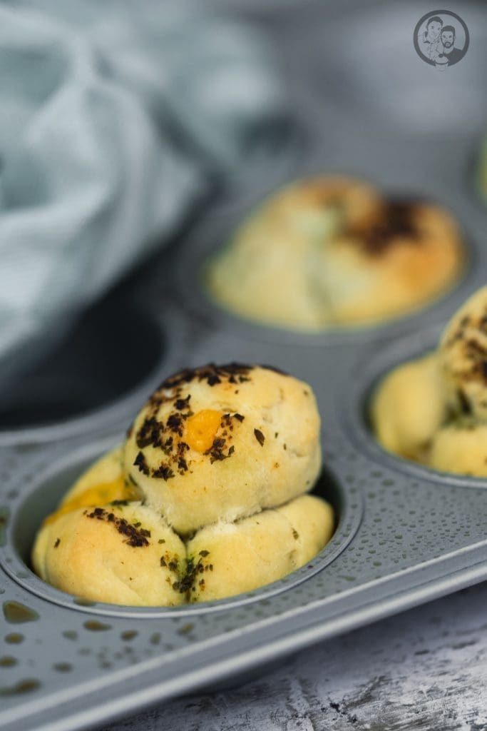Partybrötchen 7 Kräuterbutterbrötchen kerrygold 4 | Wenn ihr auf eine Party geht und etwas zum Buffet beisteuern möchtet ... was ist da euer absoluter Lieblingssnack, den ihr immer wieder macht? Das Rezept, das wir euch heute zeigen wollen, haben wir uns bei unserer Freundin Lena abgeschaut. Alle Gäste sind auf ihren Parties immer ganz versessen auf ihre Partybrötchen.