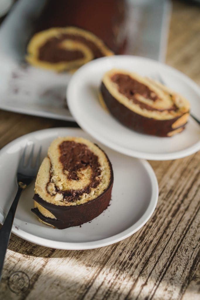 Biskuitrolle mit Schoko-Nougat-Creme 2 Nougatrolle 3 | Heute haben wir nochmal unser Rezeptebuch durch geschaut. Das machen wir immer mal wieder. Denn manchmal überlegen wir uns so viele Rezepte gleichzeitig und kochen oder backen sie auch und vergessen dann, sie auf den Blog zu setzen. So erging es auch unserer Biskuitrolle mit Schoko-Nougat Creme.