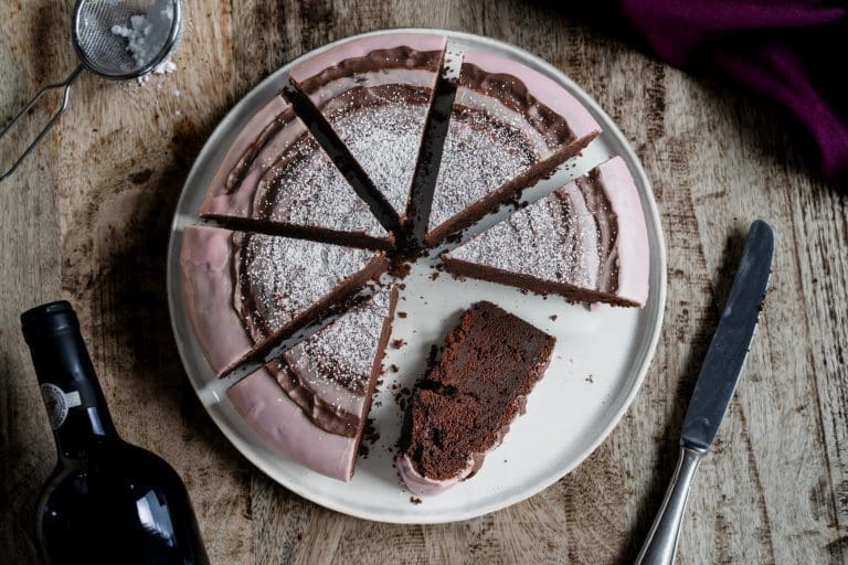 Zimt Waffeln Kenwood 1 1 | Wenn uns eine Sache verbindet, dann ist es der Sonntagnachmittag mit Kaffee, Kuchen und der Frage: „Wer schneidet an?“ Aus genau dieser Liebe ist über die Jahre eine ziemlich große Sammlung geworden – mal schnell vom Blech, mal sonntäglich aus der Springform, mal nach einem Rezept, das schon Oma Lore in ihrer Kölner Küche gebacken hat.