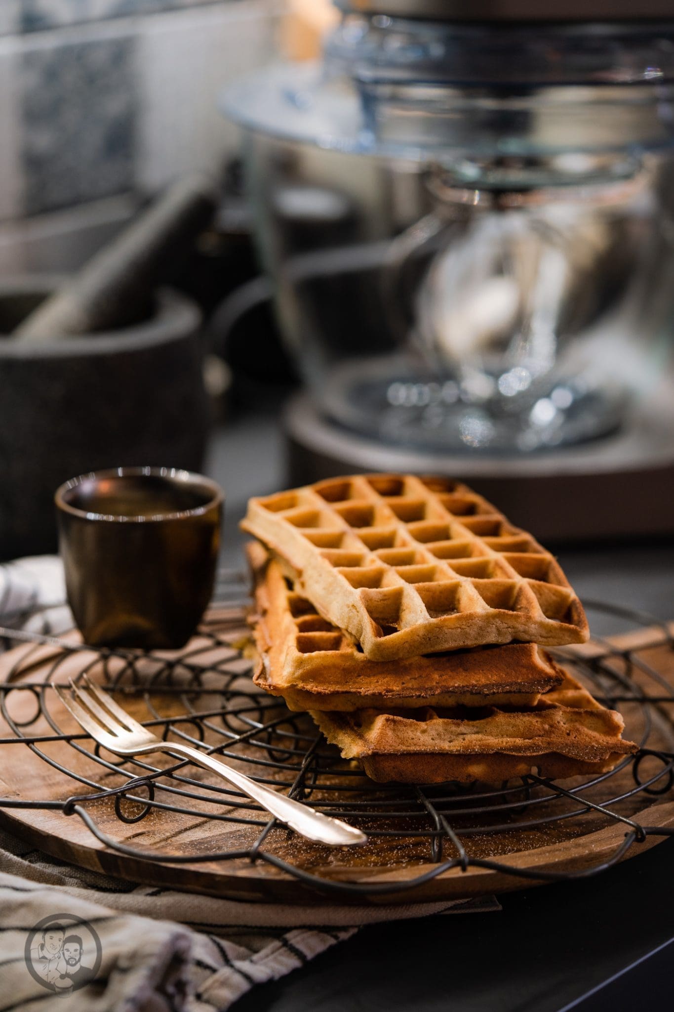 Zimt Waffeln Kenwood 6 | Es ist soweit - wir hatten unsere ersten Crêpes für dieses Jahr. Damit hat dann offiziell die Zeit der Wintergerichte für uns begonnen. Heute gibt es aber nicht Crêpes bei uns sondern Waffeln. Damit sie so richtig schön in die Jahreszeit passen haben wir Zimtwaffeln mit Äpfeln und Rosinen gezaubert. Dabei wurden wir bestens von unserer Kenwood Chef Titanium unterstützt.