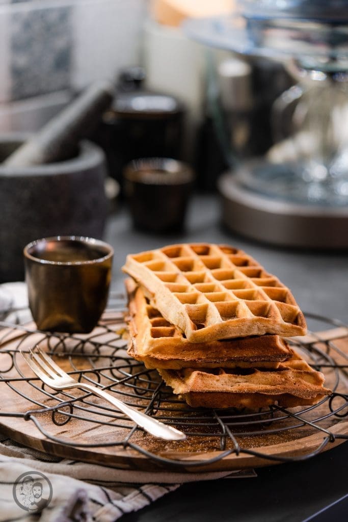 Zimtwaffeln mit Äpfeln und Rosinen 9 Zimt Waffeln Kenwood 7 | Es ist soweit - wir hatten unsere ersten Crêpes für dieses Jahr. Damit hat dann offiziell die Zeit der Wintergerichte für uns begonnen. Heute gibt es aber nicht Crêpes bei uns sondern Waffeln. Damit sie so richtig schön in die Jahreszeit passen haben wir Zimtwaffeln mit Äpfeln und Rosinen gezaubert. Dabei wurden wir bestens von unserer Kenwood Chef Titanium unterstützt.