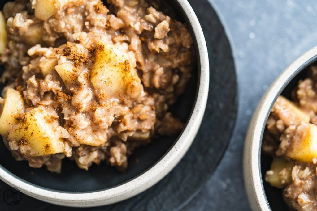 Apfel mandel porridge 4 | Wir beide sind absolute Frühstücksmenschen! Morgens muss bei uns auf jeden Fall etwas Leckeres auf den Tisch. Das muss dann nicht immer super aufwendig sein, ganz besonders unter der Woche. Da die Dezemberwochen nicht so ganz spurlos an uns vorbeigegangen sind, haben wir uns - Achtung Klischee! - den Vorsatz genommen, wieder ordentlich Sport zu machen und auf die Ernährung zu achten. Da ist unser Porridge mit Apfel und Zimt einfach die perfekte Mahlzeit am Morgen.