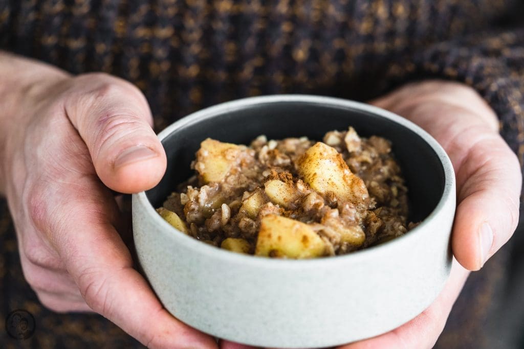 Apfel mandel porridge 6 | Wir beide sind absolute Frühstücksmenschen! Morgens muss bei uns auf jeden Fall etwas Leckeres auf den Tisch. Das muss dann nicht immer super aufwendig sein, ganz besonders unter der Woche. Da die Dezemberwochen nicht so ganz spurlos an uns vorbeigegangen sind, haben wir uns - Achtung Klischee! - den Vorsatz genommen, wieder ordentlich Sport zu machen und auf die Ernährung zu achten. Da ist unser Porridge mit Apfel und Zimt einfach die perfekte Mahlzeit am Morgen.