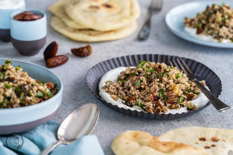Israelischer Salat mit Datteln & Nüssen