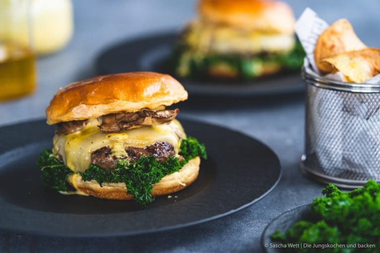 Cheeseburger mit Grünkohl & Rapsöl-Mayo