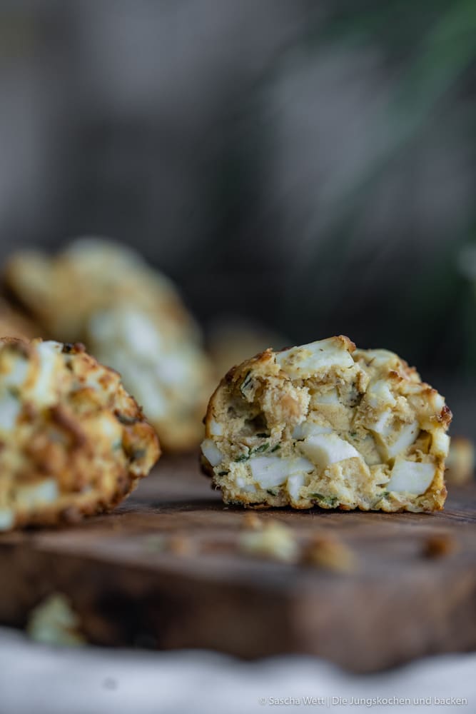 Egg balls 4 | Ich schätze, ich weiss, was ihr jetzt denkt, wenn ihr den Namen unseres heutigen Rezeptes lest. Aber um ehrlich zu sein, haben echt lange darüber nachgedacht, wie es am Ende heißen soll. Es ist etwas zum Snacken. Es besteht zum größten Teil aus Ei. Es ist rund, aber keine Frikadelle. Was könnte da besser passen, als Sn(egg)balls?!