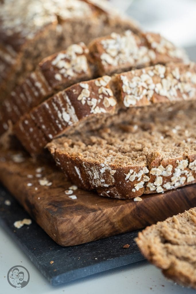 Miele Brot Kombidampfgarer 10 | Das Brotbacken ist ja eine meiner großen Leidenschaften. Das können gerne mal schnelle Brote sein oder auch Brote, deren Teige ein wenig mehr Zuneigung und Aufmerksamkeit bedürfen. Auch die Mehlsorten, die ich dafür verwende, tausche ich gerne mal aus und experimentiere damit herum. Heute gibt es ein Roggen-Dinkelbrot, das wir mit Sauerteig und Hefe angesetzt haben.