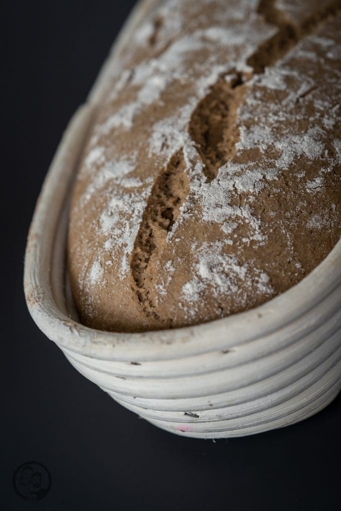 Miele Brot Kombidampfgarer 5 | Das Brotbacken ist ja eine meiner großen Leidenschaften. Das können gerne mal schnelle Brote sein oder auch Brote, deren Teige ein wenig mehr Zuneigung und Aufmerksamkeit bedürfen. Auch die Mehlsorten, die ich dafür verwende, tausche ich gerne mal aus und experimentiere damit herum. Heute gibt es ein Roggen-Dinkelbrot, das wir mit Sauerteig und Hefe angesetzt haben.
