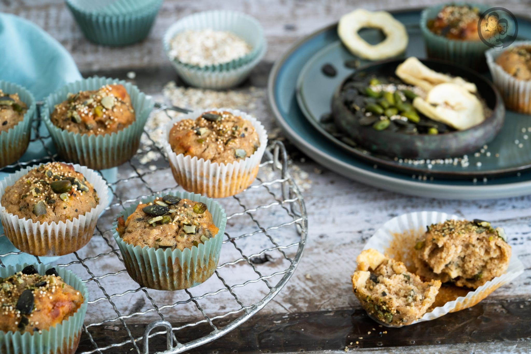 Protein Muffins 1 | Heute ist es wieder soweit, denn letzte Woche haben wir in unserem Porridge-Rezept angekündigt, im Januar euch einige proteinreiche und kalorienarme Rezepte zu präsentieren. Da Sport gerade wieder bei uns ganz weit oben steht und wir beide lieber ins Fitnessstudio gehen, als die Laufschuhe anzuziehen, achten wir momentan auch darauf, genügend Proteine zu uns zu nehmen. Aber gerade ich brauche trotzdem immer mal wieder einen Kuchen, Cookie oder Muffin. Damit einen das nicht komplett aus der Bahn wirft, haben wir diese leckeren Protein-Muffins kreiert - und das ohne irgendwelche Protein-Pülverchen!