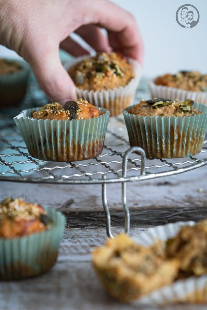 Protein Muffins 3 | Heute ist es wieder soweit, denn letzte Woche haben wir in unserem Porridge-Rezept angekündigt, im Januar euch einige proteinreiche und kalorienarme Rezepte zu präsentieren. Da Sport gerade wieder bei uns ganz weit oben steht und wir beide lieber ins Fitnessstudio gehen, als die Laufschuhe anzuziehen, achten wir momentan auch darauf, genügend Proteine zu uns zu nehmen. Aber gerade ich brauche trotzdem immer mal wieder einen Kuchen, Cookie oder Muffin. Damit einen das nicht komplett aus der Bahn wirft, haben wir diese leckeren Protein-Muffins kreiert - und das ohne irgendwelche Protein-Pülverchen!