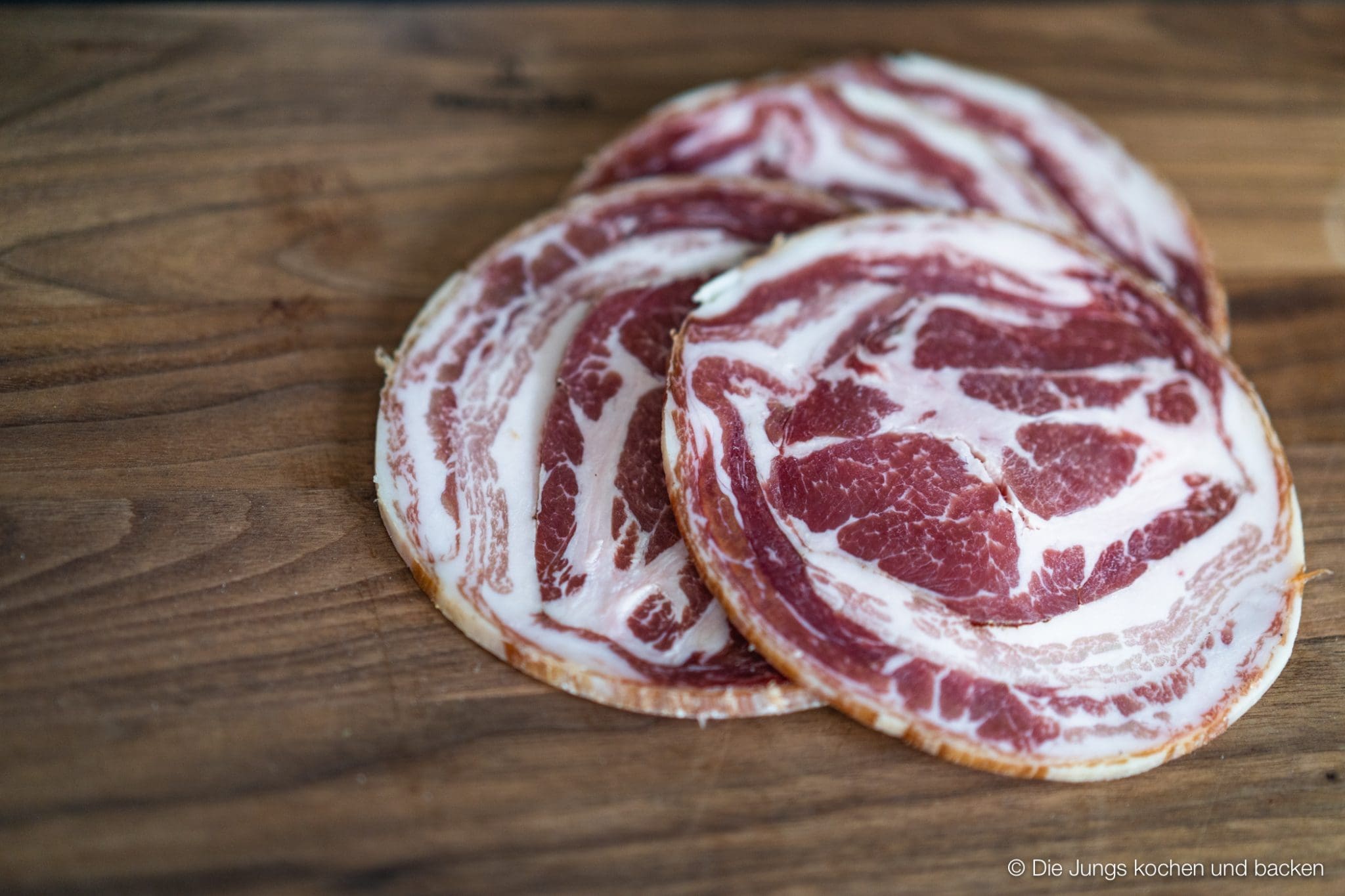 Lust auf ein original italienische Spaghetti Carbonara Rezept? Unseres ohne Sahne wird euch umhauen! Easy & fix gemacht und super cremig.