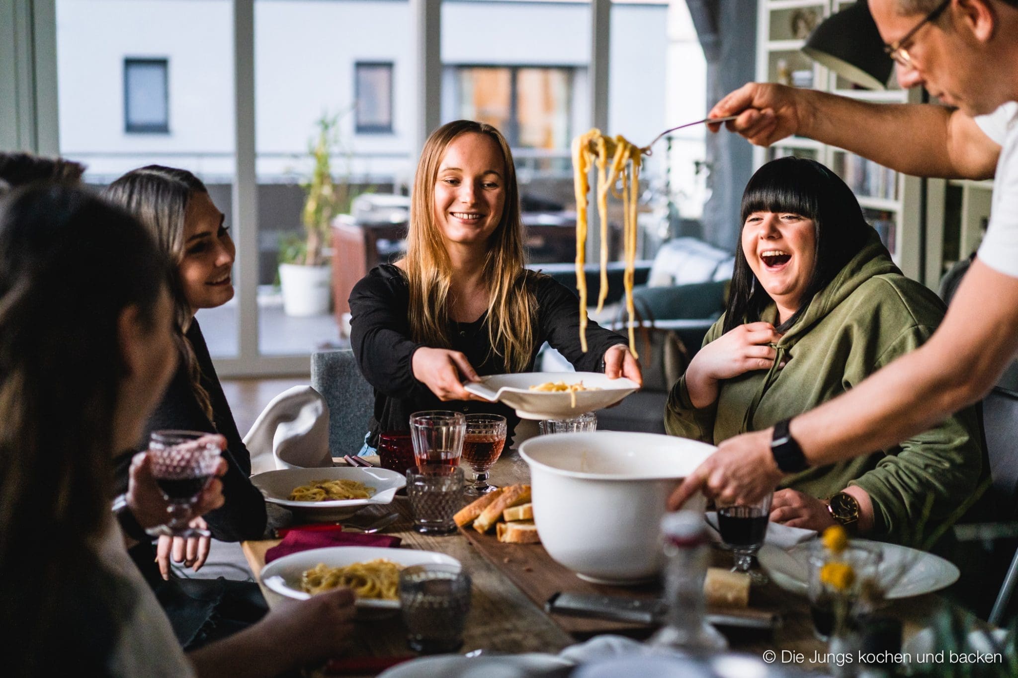 Lust auf echte italienische Spaghetti Carbonara? Unser Originalrezept ohne Sahne wird euch umhauen! Super cremig, einfach und schnell gemacht.