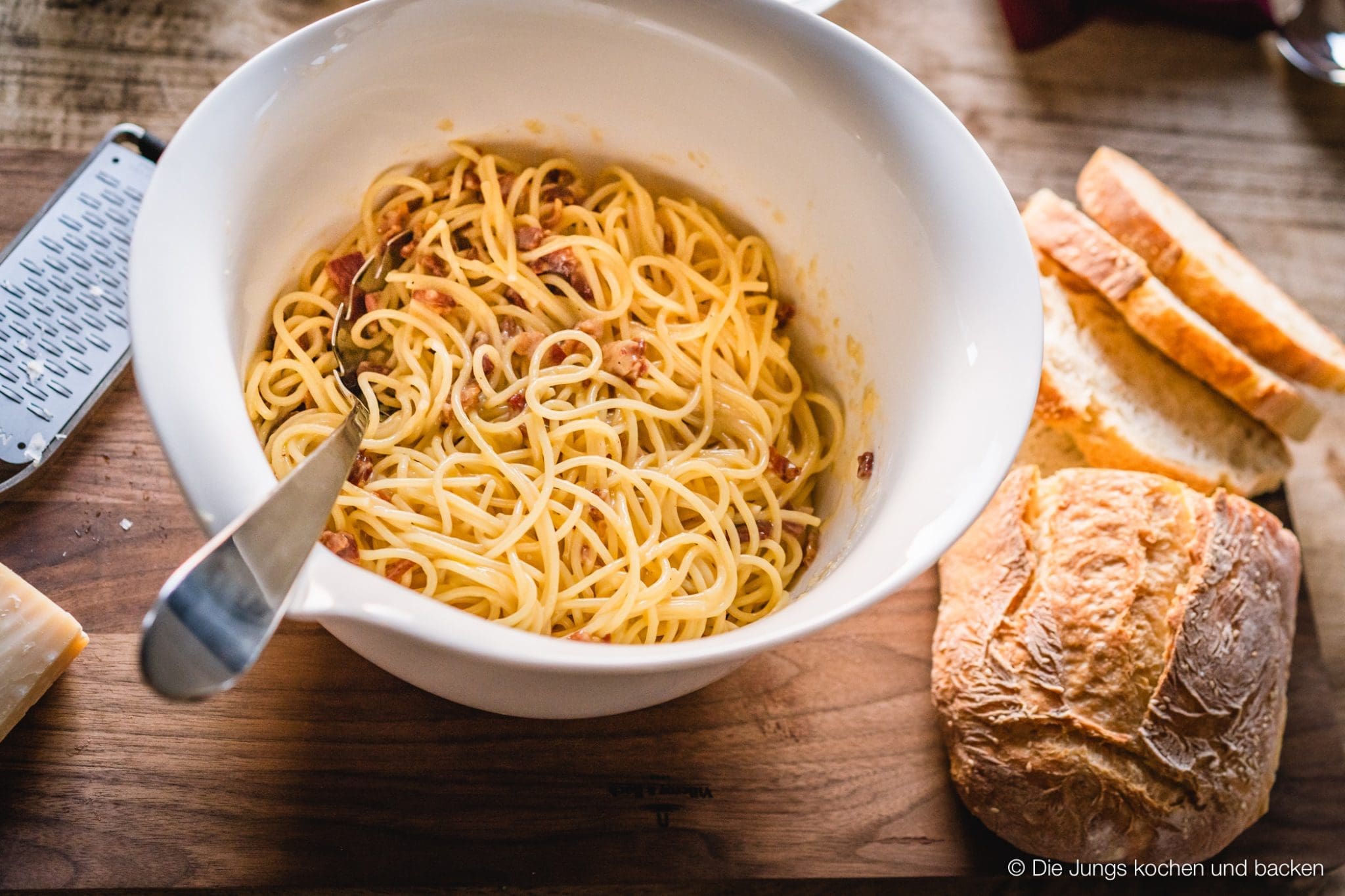 Lust auf echte italienische Spaghetti Carbonara? Unser Originalrezept ohne Sahne wird euch umhauen! Super cremig, einfach und schnell gemacht.