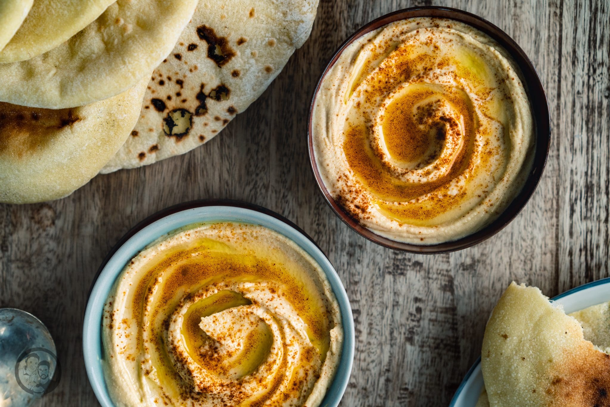 Hummus 4 | Hummus ist einer der, nennen wir es einfach mal, Dips, die wir jeden Tag und dann auch gerne noch mehrfach essen könnten. Das war schon vor unserem Urlaub in Israel so. Aber dort haben wir fest gestellt, dass das Hummus, das wir dort bekommen haben, so viel feiner ist, als das, das man hier oft serviert bekommt.