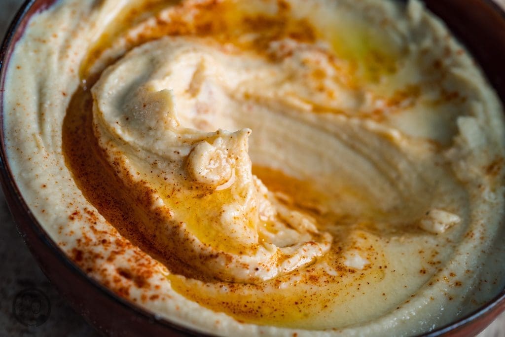 Hummus 1 Hummus 8 | Hummus ist einer der, nennen wir es einfach mal, Dips, die wir jeden Tag und dann auch gerne noch mehrfach essen könnten. Das war schon vor unserem Urlaub in Israel so. Aber dort haben wir fest gestellt, dass das Hummus, das wir dort bekommen haben, so viel feiner ist, als das, das man hier oft serviert bekommt.