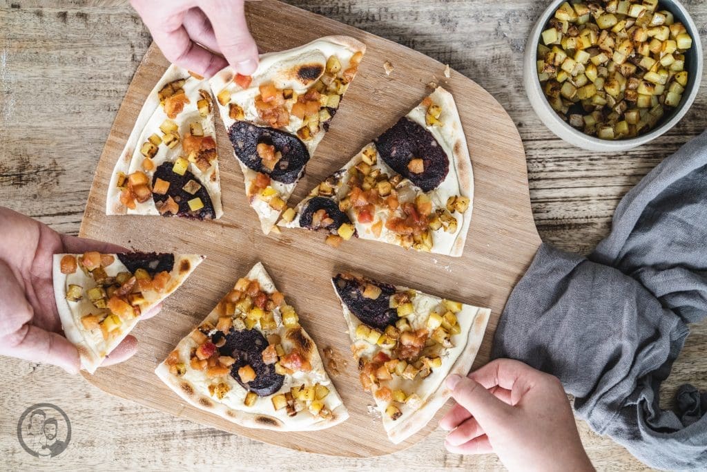 Kölscher Flammkuchen 1 Kölscher flammkuchen 13 | Heute geht es bei uns mal so richtig lokal zu, denn wir haben eines unserer liebsten kölschen Gerichte als Inspirationsquelle genutzt. Himmel & Ääd kennt hier jeder. Die unfassbar leckere Kombination aus Apfel (Himmel) und Kartoffeln (Erde) und das gepaart mit einer leckeren gebratenen Blutwurst. Wir haben nun genau diese leckeren Komponenten genutzt, um unseren Kölschen Flammkuchen zu kreieren.