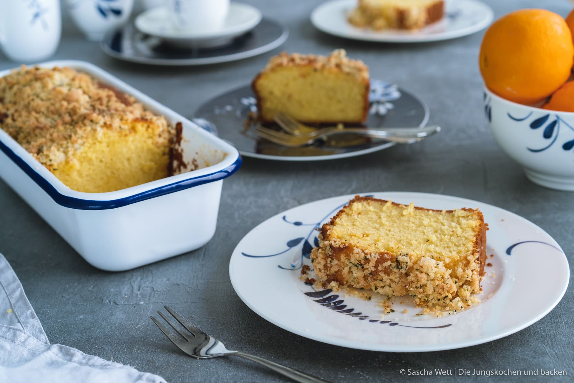 Orangenkuchen Minzstreusel Rezept 5 | Die Sonne löst bei uns gerade einen großen Schwung an guter Laune aus. Wir sind wieder aktiver, machen einen schönen Spaziergang und es uns danach auch mal mit einem Kaffee und Kuchen gemütlich. Dabei steigt unsere Lust auf fruchtige Aromen wieder deutlich! Ende des Jahres können wir nicht genug von Kakao, Nuss, Nougat & Co. bekommen und nun, wo es Richtung Frühling geht, darf es auch wieder frischer sein. Genau deshalb war ein Orangenkuchen mit Minzstreuseln in der Sonne auch die beste Idee überhaupt, für einen entspannten Tag.