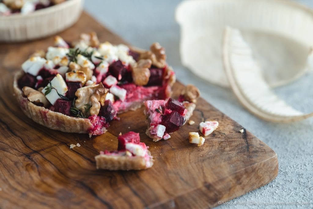 Rote Beete Dinkel Tartelettes 4 | Seid ihr auch solche Rote Bete Fans? Wir beide auf jeden Fall. Ob sauer eingelegt, frisch gebacken oder auch roh mögen wir die Rübe. Aus diesem Grund haben wir in der letzten Zeit wieder einige Rezepte damit umgesetzt. Dieses Rezept für Rote-Bete-Tartelettes ist entstanden, weil wir für einen Workshop, den Sascha bei uns zu Hause gegeben hat, eine kleine Leckerei anbieten wollten.