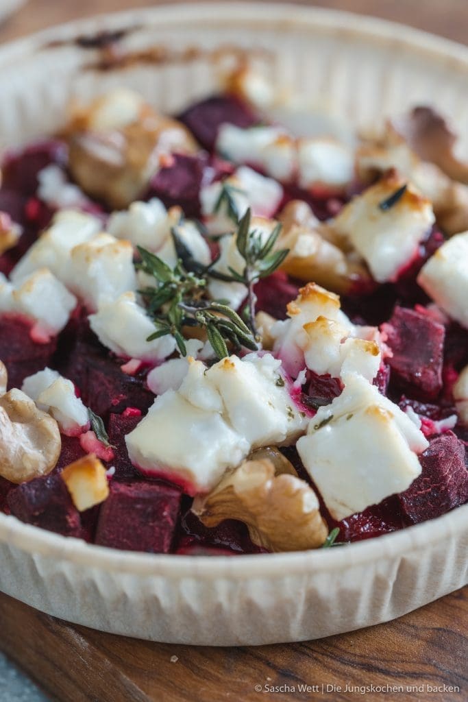 Rote-Bete-Tartelettes 2 Rote Beete Dinkel Tartelettes 5 | Seid ihr auch solche Rote Bete Fans? Wir beide auf jeden Fall. Ob sauer eingelegt, frisch gebacken oder auch roh mögen wir die Rübe. Aus diesem Grund haben wir in der letzten Zeit wieder einige Rezepte damit umgesetzt. Dieses Rezept für Rote-Bete-Tartelettes ist entstanden, weil wir für einen Workshop, den Sascha bei uns zu Hause gegeben hat, eine kleine Leckerei anbieten wollten.