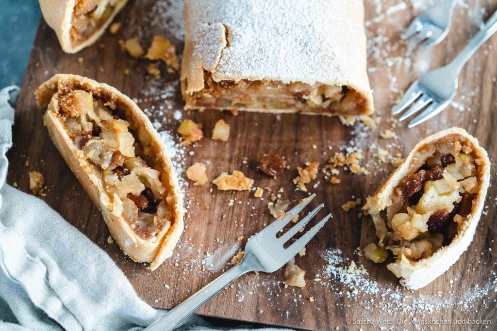 Klassischer Apfelstrudel 6 Apfelstrudel Miele 12 | Klassischer Apfelstrudel ist für uns mehr als nur ein einfaches Dessert. Er erinnert an Sonntage bei der Familie, an den Duft von Äpfeln und Zimt, der durchs ganze Haus zieht, und an dieses warme Gefühl, wenn man ihn frisch aus dem Ofen serviert bekommt. Wir zeigen euch heute unser Rezept für einen klassischen Apfelstrudel mit hauchdünnem Strudelteig und saftiger Apfelfüllung. Keine Sorge! Auch wenn ihr noch nie Strudelteig selber gemacht habt, mit ein paar Tricks klappt es richtig gut. Und falls ihr einen Kombi Dampfgarer habt, verraten wir euch auch, wie ihr ihn darin perfekt backen könnt.