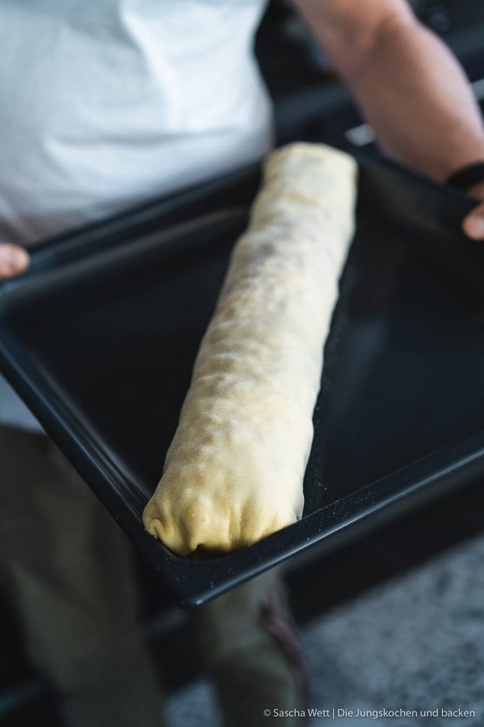 Klassischer Apfelstrudel 4 Apfelstrudel Miele 4 | Klassischer Apfelstrudel ist für uns mehr als nur ein einfaches Dessert. Er erinnert an Sonntage bei der Familie, an den Duft von Äpfeln und Zimt, der durchs ganze Haus zieht, und an dieses warme Gefühl, wenn man ihn frisch aus dem Ofen serviert bekommt. Wir zeigen euch heute unser Rezept für einen klassischen Apfelstrudel mit hauchdünnem Strudelteig und saftiger Apfelfüllung. Keine Sorge! Auch wenn ihr noch nie Strudelteig selber gemacht habt, mit ein paar Tricks klappt es richtig gut. Und falls ihr einen Kombi Dampfgarer habt, verraten wir euch auch, wie ihr ihn darin perfekt backen könnt.