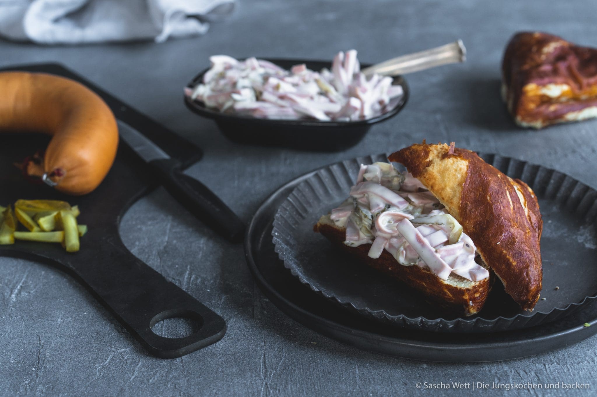 Fleischsalat 6 Rezept für Fleischsalat. Ob mit Mayonnaise oder mit Essig und Öl. Wir mögen beide Variationen. Aber diesen hier noch ein wenig mehr. #wievommetzger #fleischwurst #fleischsalat #rezepte #schnellerezepte #mayonaisse