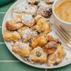 Kaiserschmarrn mit Apfelmus serviert