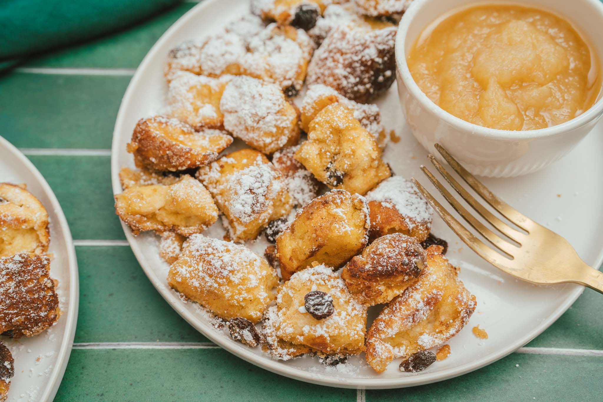 Kaiserschmarrn mit Apfelmus serviert