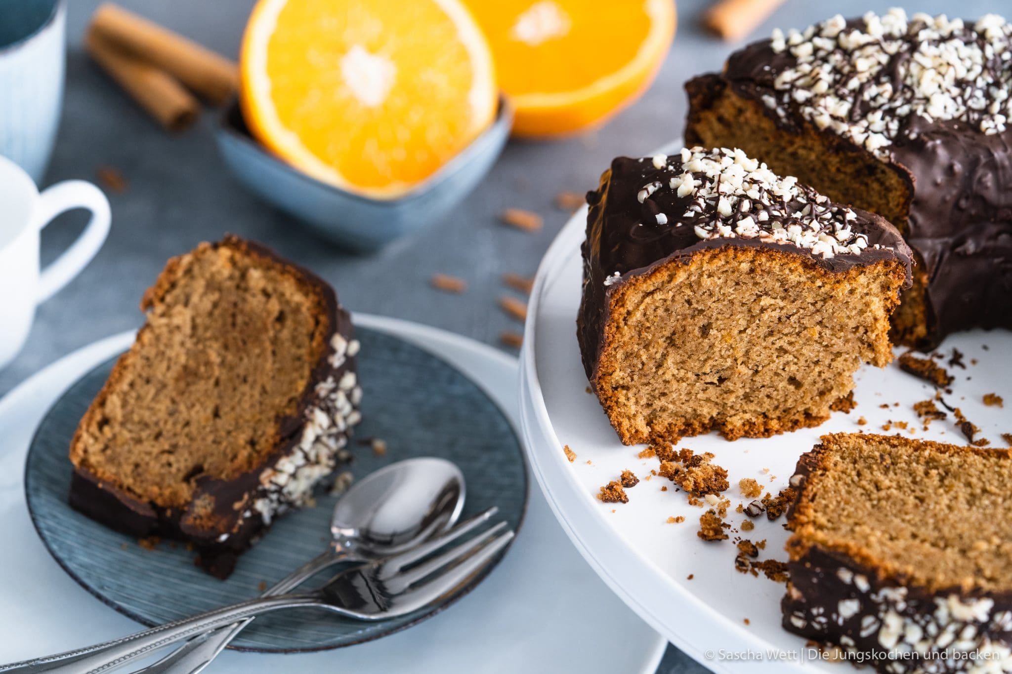 Orangen Mandelkuchen 1 | Jetzt sind wir gerade erst ein paar Tage wieder aus unserem kurzen Urlaub auf Gran Canaria zurück in Köln und schon stehen wir wieder in der Küche. In diesem Fall ich alleine. Der Grund dafür ist, dass ich zu Saschas Geburtstag, der genau in unseren Urlaub fiel, natürlich auch einen Geburtstagskuchen für ihn backen musste. Oder eher gesagt, wollte. Bei der Überlegung, was es für einen Kuchen geben wird, gab es verschiedene Punkte, die ich bedenken musste. Am Ende wurde es ein Orangen-Mandelkuchen.