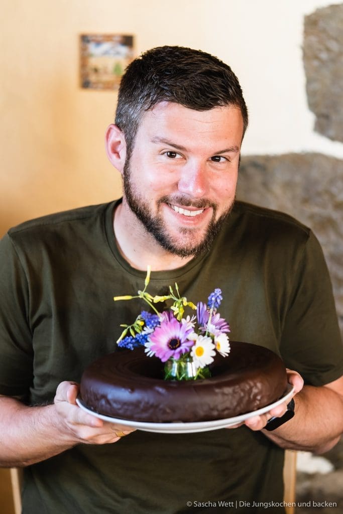 Orangen Mandelkuchen 5 | Jetzt sind wir gerade erst ein paar Tage wieder aus unserem kurzen Urlaub auf Gran Canaria zurück in Köln und schon stehen wir wieder in der Küche. In diesem Fall ich alleine. Der Grund dafür ist, dass ich zu Saschas Geburtstag, der genau in unseren Urlaub fiel, natürlich auch einen Geburtstagskuchen für ihn backen musste. Oder eher gesagt, wollte. Bei der Überlegung, was es für einen Kuchen geben wird, gab es verschiedene Punkte, die ich bedenken musste. Am Ende wurde es ein Orangen-Mandelkuchen.