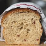 Sauerkraut Dinkelbrot Speck 10 | Heute haben wir wieder ein Rezept für euch, das wir mit Erdnüssen zubereitet haben. Und zwar ein selbstgebackenes Brot. Allerdings ist das ein Rezept, das wir schon im Mai, als wir auf unserer Reise mit dem Wohnmobil durch die Bretagne unterwegs waren, zum ersten Mal gebacken haben. Denn auch unterwegs backen wir unser Brot am Liebsten selber! Herausgekommen ist ein richtig tolles Frühstücksbrot und wir wussten, dass wir das unbedingt nochmal in unserem heimischen Offen neu backen müssen, damit ihr das leckere Brot auch nach unserem Rezept selber backen könnt.