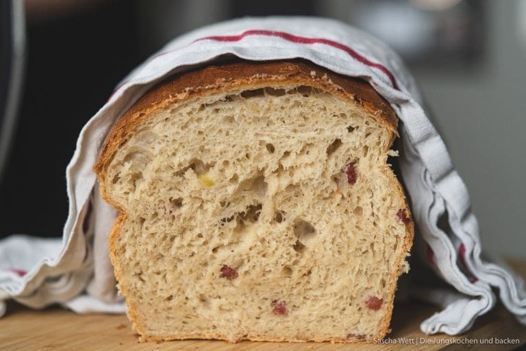 Sauerkraut Dinkelbrot Speck 10 | Heute haben wir wieder ein Rezept für euch, das wir mit Erdnüssen zubereitet haben. Und zwar ein selbstgebackenes Brot. Allerdings ist das ein Rezept, das wir schon im Mai, als wir auf unserer Reise mit dem Wohnmobil durch die Bretagne unterwegs waren, zum ersten Mal gebacken haben. Denn auch unterwegs backen wir unser Brot am Liebsten selber! Herausgekommen ist ein richtig tolles Frühstücksbrot und wir wussten, dass wir das unbedingt nochmal in unserem heimischen Offen neu backen müssen, damit ihr das leckere Brot auch nach unserem Rezept selber backen könnt.