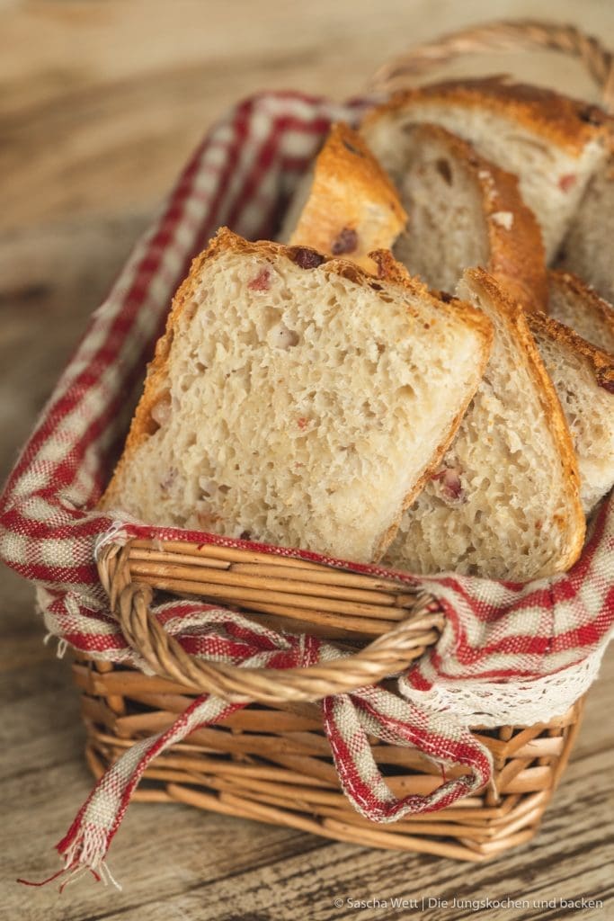 Sauerkraut Dinkelbrot Speck 12 | Letztes Wochenende hatten wir liebe Gäste bei uns zu Hause, mit denen wir gemeinsam gekocht und gebacken haben. Was wir eigentlich immer machen, wenn Besuch ansteht, ist irgendwas Leckeres vorzubereiten. Dann kann man direkt schonmal ein wenig futtern und kommt in die richtige Stimmung. Das war dieses Mal nicht anders und womit ihr als Appetizer nie falsch liegt, ist ein saftiges und fluffiges hausgemachtes Brot. Dazu gute Butter und 1-2 leckere Aufstriche, wie z.B. unser Hummus, und es kann nichts mehr schief gehen. Unser Sauerkraut - Dinkelbrot mit Speck hat unsere Gäste mehr als begeistert und auch ihr wart nach dem Bild in unserer Instastory ganz verrückt nach dem Rezept.