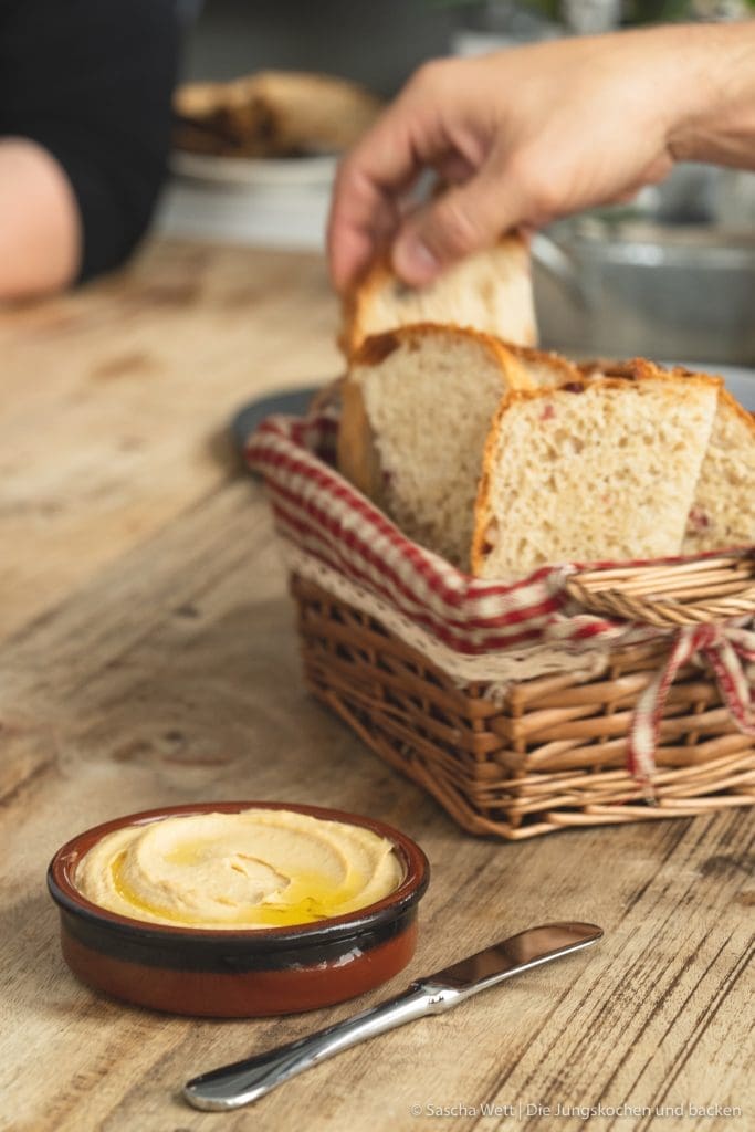 Sauerkraut Dinkelbrot Speck 14 | Letztes Wochenende hatten wir liebe Gäste bei uns zu Hause, mit denen wir gemeinsam gekocht und gebacken haben. Was wir eigentlich immer machen, wenn Besuch ansteht, ist irgendwas Leckeres vorzubereiten. Dann kann man direkt schonmal ein wenig futtern und kommt in die richtige Stimmung. Das war dieses Mal nicht anders und womit ihr als Appetizer nie falsch liegt, ist ein saftiges und fluffiges hausgemachtes Brot. Dazu gute Butter und 1-2 leckere Aufstriche, wie z.B. unser Hummus, und es kann nichts mehr schief gehen. Unser Sauerkraut - Dinkelbrot mit Speck hat unsere Gäste mehr als begeistert und auch ihr wart nach dem Bild in unserer Instastory ganz verrückt nach dem Rezept.