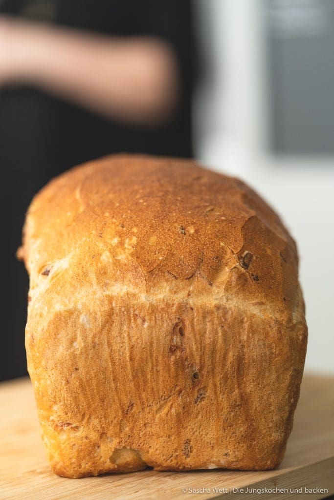 Sauerkraut Dinkelbrot Speck 2 | Letztes Wochenende hatten wir liebe Gäste bei uns zu Hause, mit denen wir gemeinsam gekocht und gebacken haben. Was wir eigentlich immer machen, wenn Besuch ansteht, ist irgendwas Leckeres vorzubereiten. Dann kann man direkt schonmal ein wenig futtern und kommt in die richtige Stimmung. Das war dieses Mal nicht anders und womit ihr als Appetizer nie falsch liegt, ist ein saftiges und fluffiges hausgemachtes Brot. Dazu gute Butter und 1-2 leckere Aufstriche, wie z.B. unser Hummus, und es kann nichts mehr schief gehen. Unser Sauerkraut - Dinkelbrot mit Speck hat unsere Gäste mehr als begeistert und auch ihr wart nach dem Bild in unserer Instastory ganz verrückt nach dem Rezept.