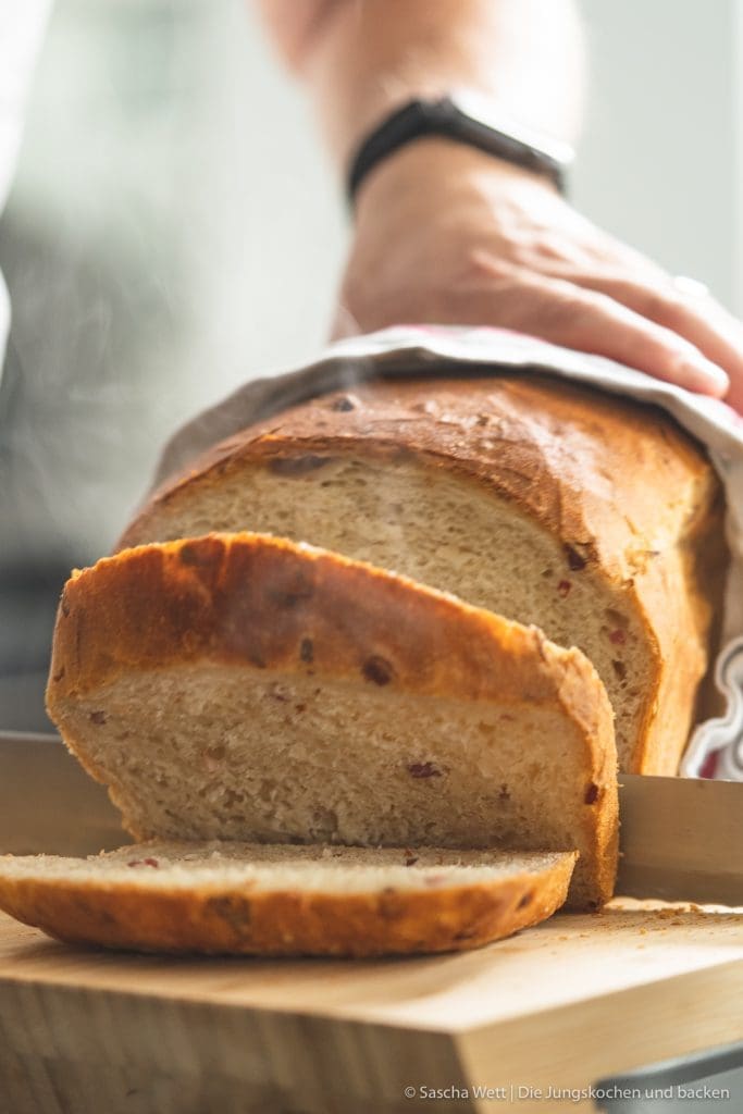 Sauerkraut Dinkelbrot Speck 3 | Letztes Wochenende hatten wir liebe Gäste bei uns zu Hause, mit denen wir gemeinsam gekocht und gebacken haben. Was wir eigentlich immer machen, wenn Besuch ansteht, ist irgendwas Leckeres vorzubereiten. Dann kann man direkt schonmal ein wenig futtern und kommt in die richtige Stimmung. Das war dieses Mal nicht anders und womit ihr als Appetizer nie falsch liegt, ist ein saftiges und fluffiges hausgemachtes Brot. Dazu gute Butter und 1-2 leckere Aufstriche, wie z.B. unser Hummus, und es kann nichts mehr schief gehen. Unser Sauerkraut - Dinkelbrot mit Speck hat unsere Gäste mehr als begeistert und auch ihr wart nach dem Bild in unserer Instastory ganz verrückt nach dem Rezept.