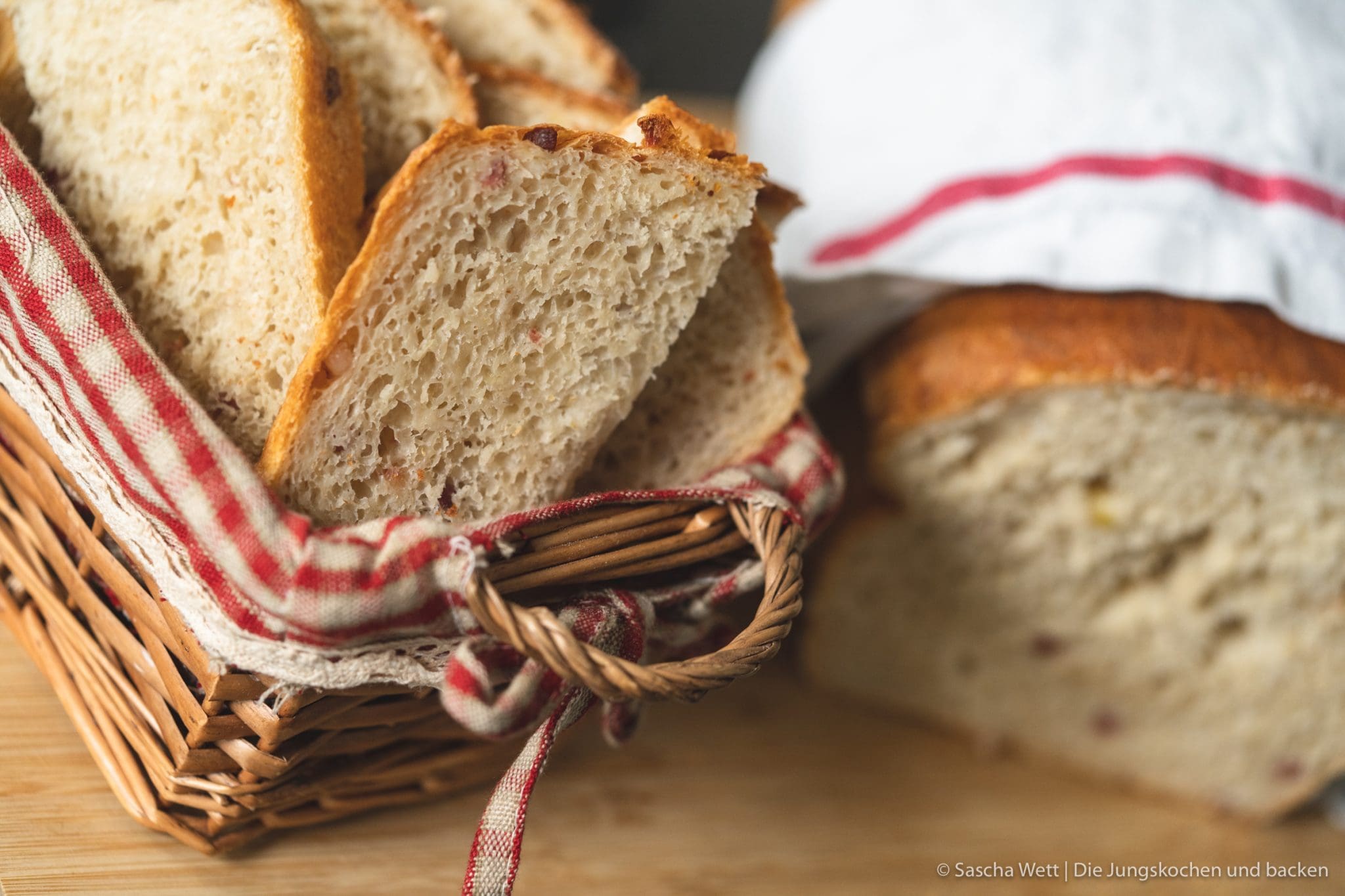 Sauerkraut Dinkelbrot Speck 6 | Letztes Wochenende hatten wir liebe Gäste bei uns zu Hause, mit denen wir gemeinsam gekocht und gebacken haben. Was wir eigentlich immer machen, wenn Besuch ansteht, ist irgendwas Leckeres vorzubereiten. Dann kann man direkt schonmal ein wenig futtern und kommt in die richtige Stimmung. Das war dieses Mal nicht anders und womit ihr als Appetizer nie falsch liegt, ist ein saftiges und fluffiges hausgemachtes Brot. Dazu gute Butter und 1-2 leckere Aufstriche, wie z.B. unser Hummus, und es kann nichts mehr schief gehen. Unser Sauerkraut - Dinkelbrot mit Speck hat unsere Gäste mehr als begeistert und auch ihr wart nach dem Bild in unserer Instastory ganz verrückt nach dem Rezept.