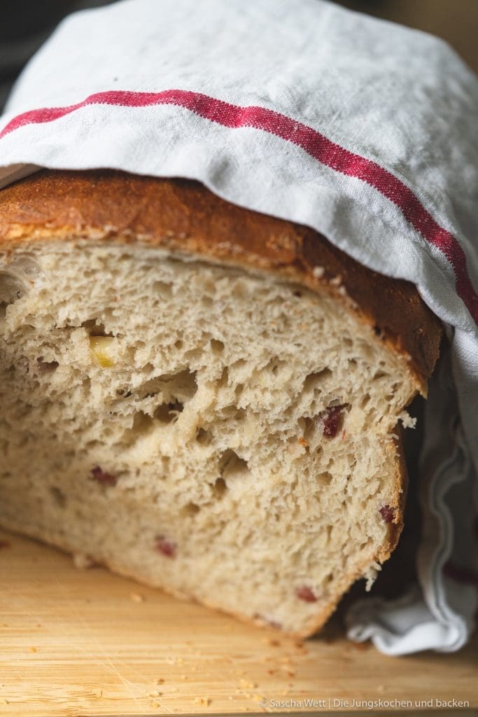 Sauerkraut Dinkelbrot Speck 8 | Letztes Wochenende hatten wir liebe Gäste bei uns zu Hause, mit denen wir gemeinsam gekocht und gebacken haben. Was wir eigentlich immer machen, wenn Besuch ansteht, ist irgendwas Leckeres vorzubereiten. Dann kann man direkt schonmal ein wenig futtern und kommt in die richtige Stimmung. Das war dieses Mal nicht anders und womit ihr als Appetizer nie falsch liegt, ist ein saftiges und fluffiges hausgemachtes Brot. Dazu gute Butter und 1-2 leckere Aufstriche, wie z.B. unser Hummus, und es kann nichts mehr schief gehen. Unser Sauerkraut - Dinkelbrot mit Speck hat unsere Gäste mehr als begeistert und auch ihr wart nach dem Bild in unserer Instastory ganz verrückt nach dem Rezept.